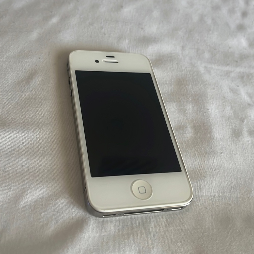(LIKE NEW) iPhone 4 UNLOCKED 16 GB iPhone 4s iPhone 4s iPhone 4